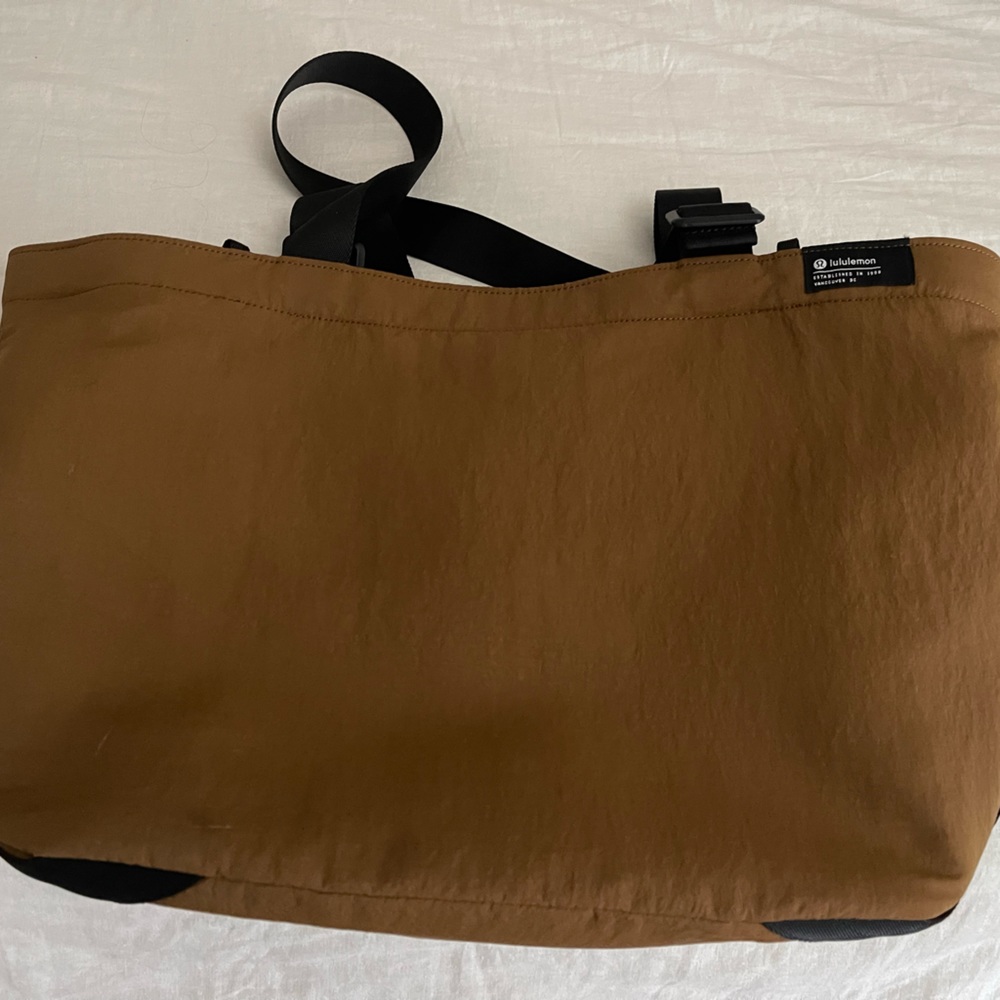 Lululemon Clean Lines 22L